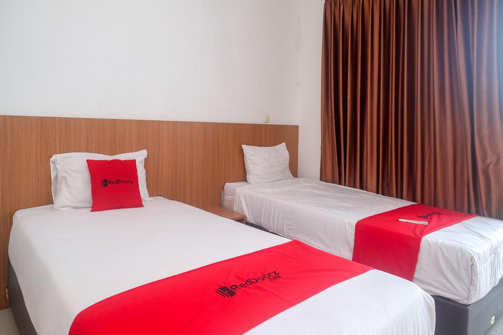 Hotel Reddoorz Syariah Near Simpang Lima Semarang Jomblang Exterior foto
